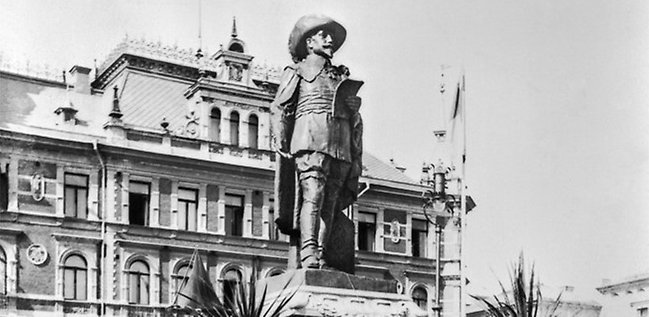 Sundsvalls grundläggare, kung Gustaf II Adolf, står staty på Stora Torget. Statyn som invigdes den 6 november 1911 donerades av Thure Reinhold Thuresson och utfördes av skulptör Harald Sörensen-Ringi. Bilden är från 1921, när Sundsvall firade 300 år. Fotograf: Okänd. Bildkälla: Sundsvalls museum.